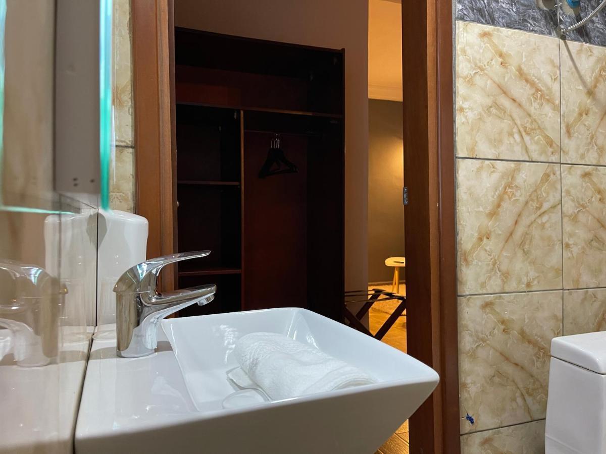 La Rochelle Hotel ยาอุนเด ภายนอก รูปภาพ